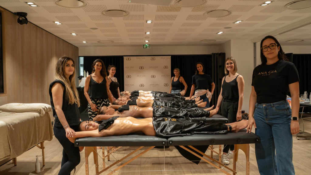 Groupe de femmes en formation Lympho Sculpt, certaines allongées sur des tables, d'autres debout, attentives.